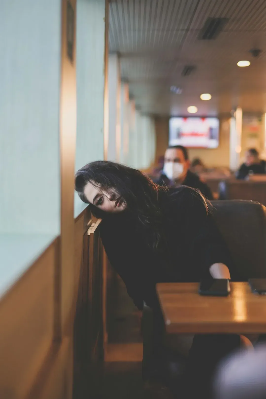 Staff Members Seem Disorganized or Frazzled (Image Credits: Unsplash)