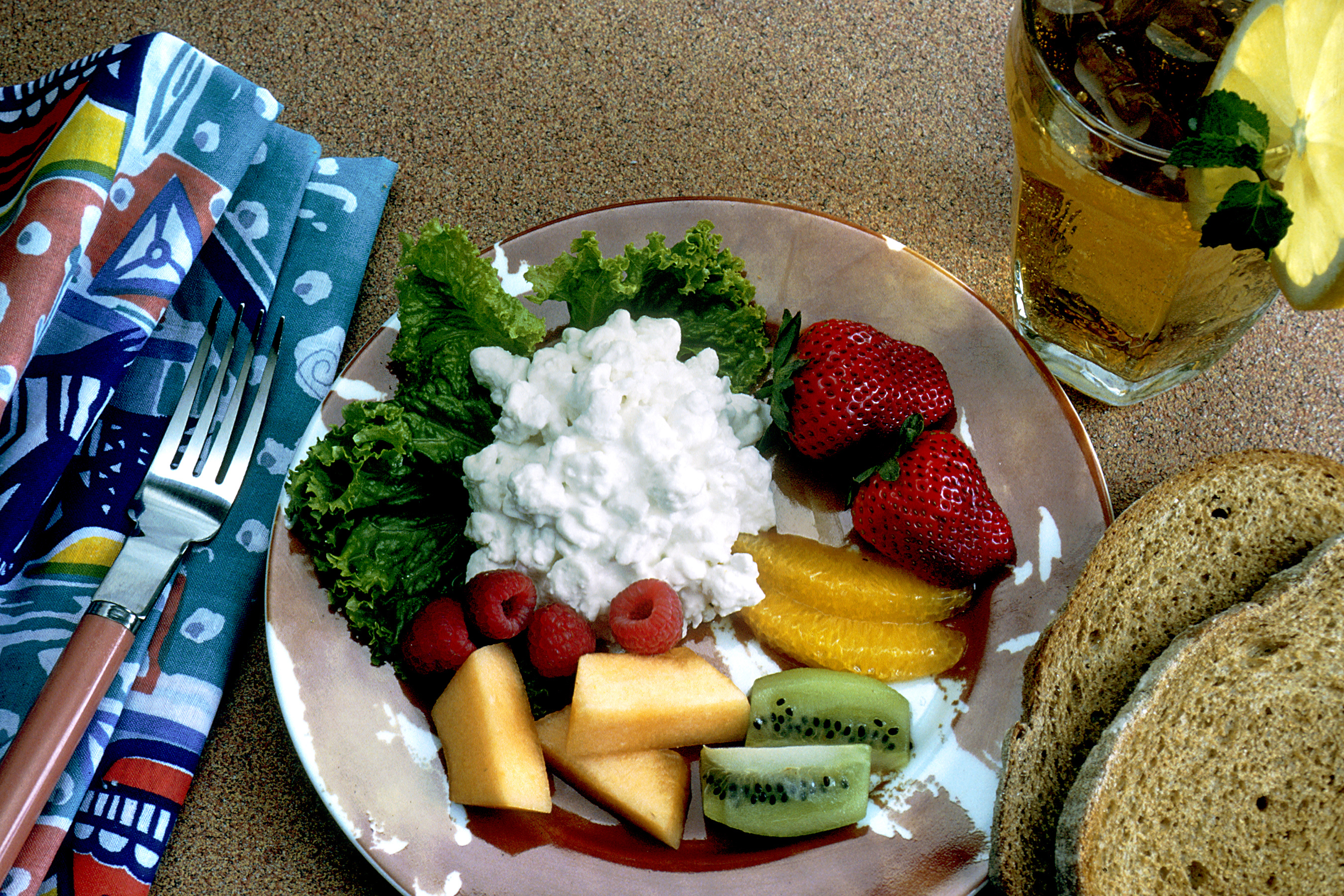 Cottage Cheese with Fruit - The Metabolism Booster (image credits: wikimedia)