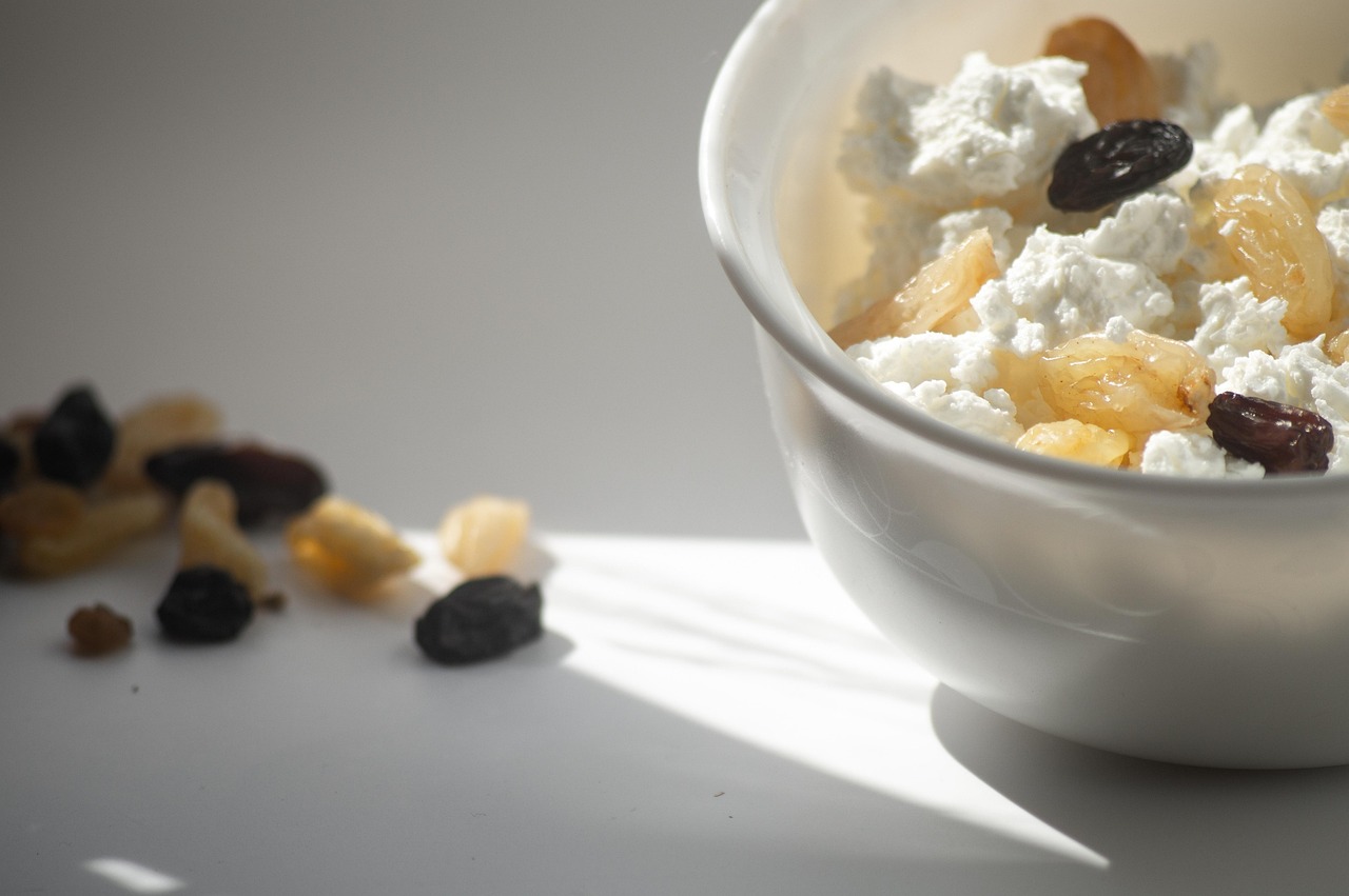 Cottage Cheese with Sliced Peaches (image credits: pixabay)