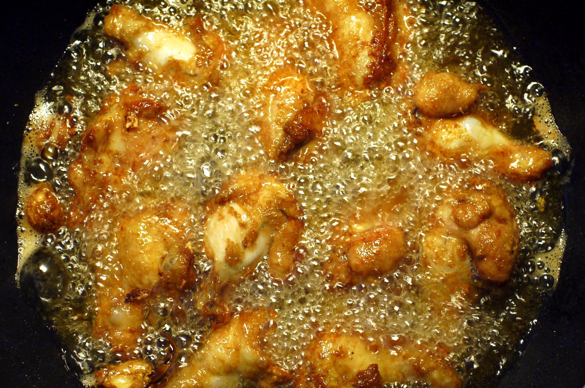 Using the Wrong Oil for Deep Frying (image credits: wikimedia)