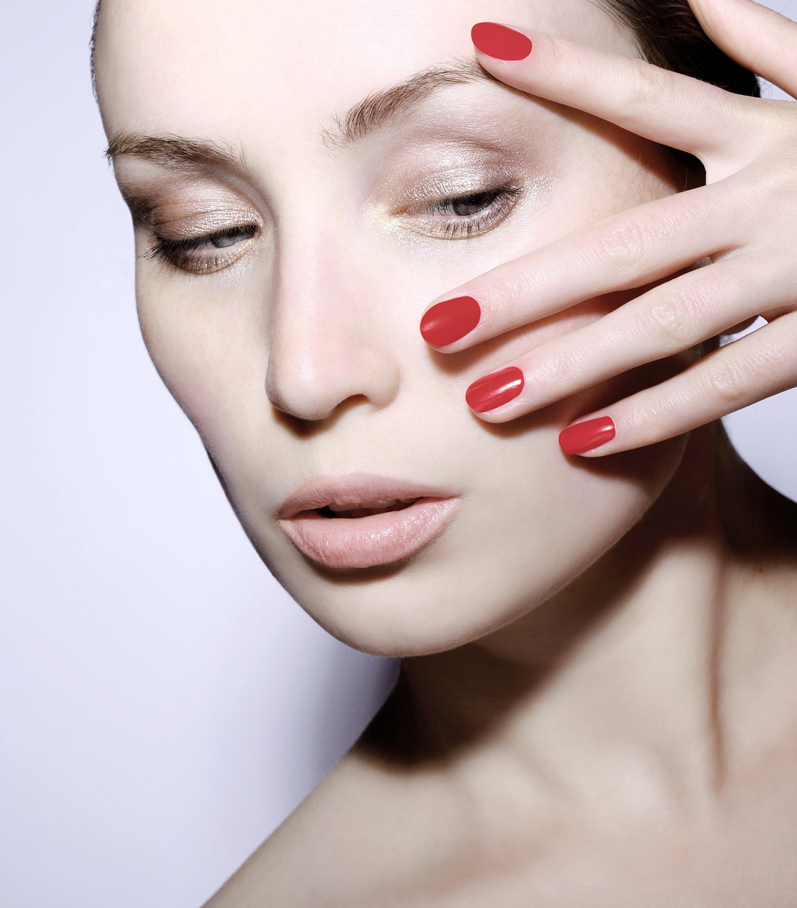 Pale Skin and Brittle Nails (image credits: pixabay)