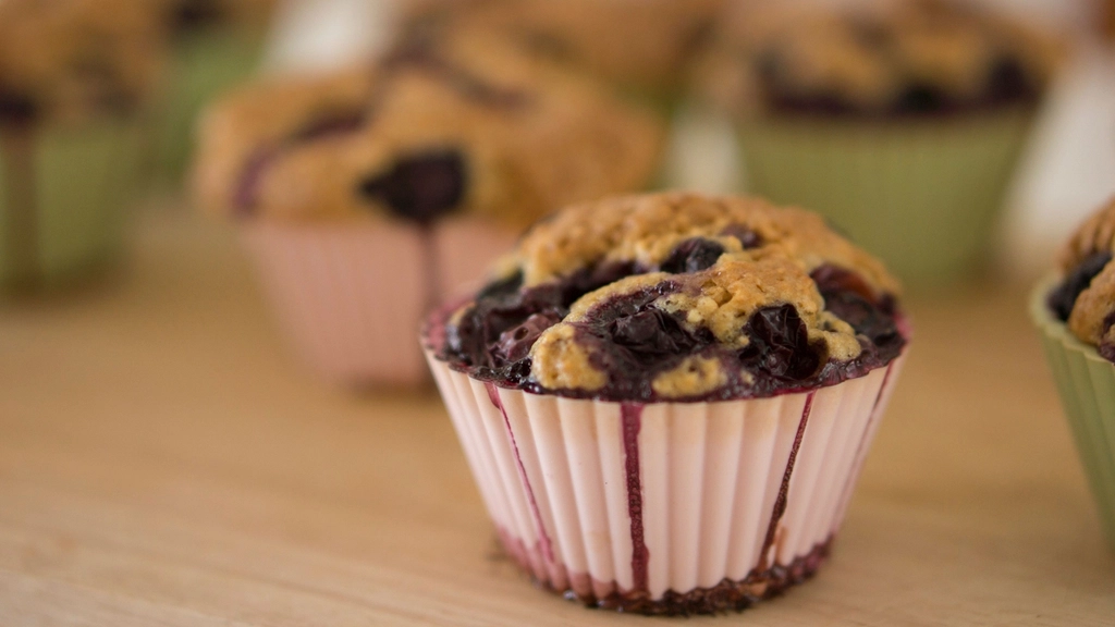 Muffins: Cupcakes Without the Frosting (image credits: rawpixel)