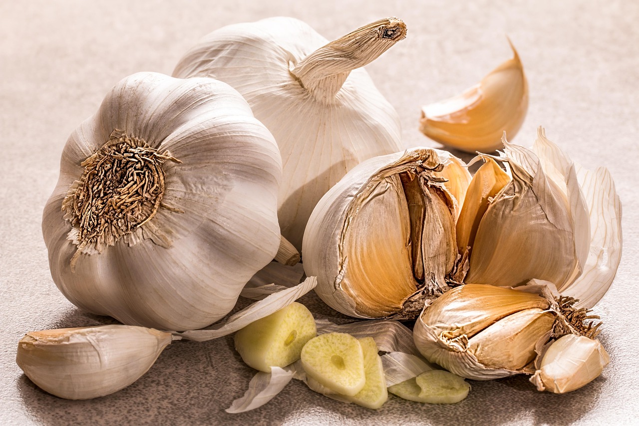 6. Garlic: A Pungent Ally for Lower Blood Pressure and Cholesterol (image credits: pixabay)