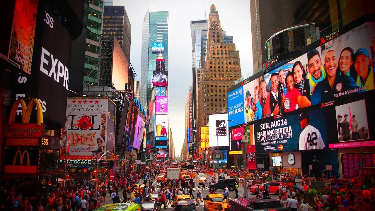Times Square's Restaurant Row: Where Mediocrity Meets Maximum Prices (Image Credits: Pixabay)