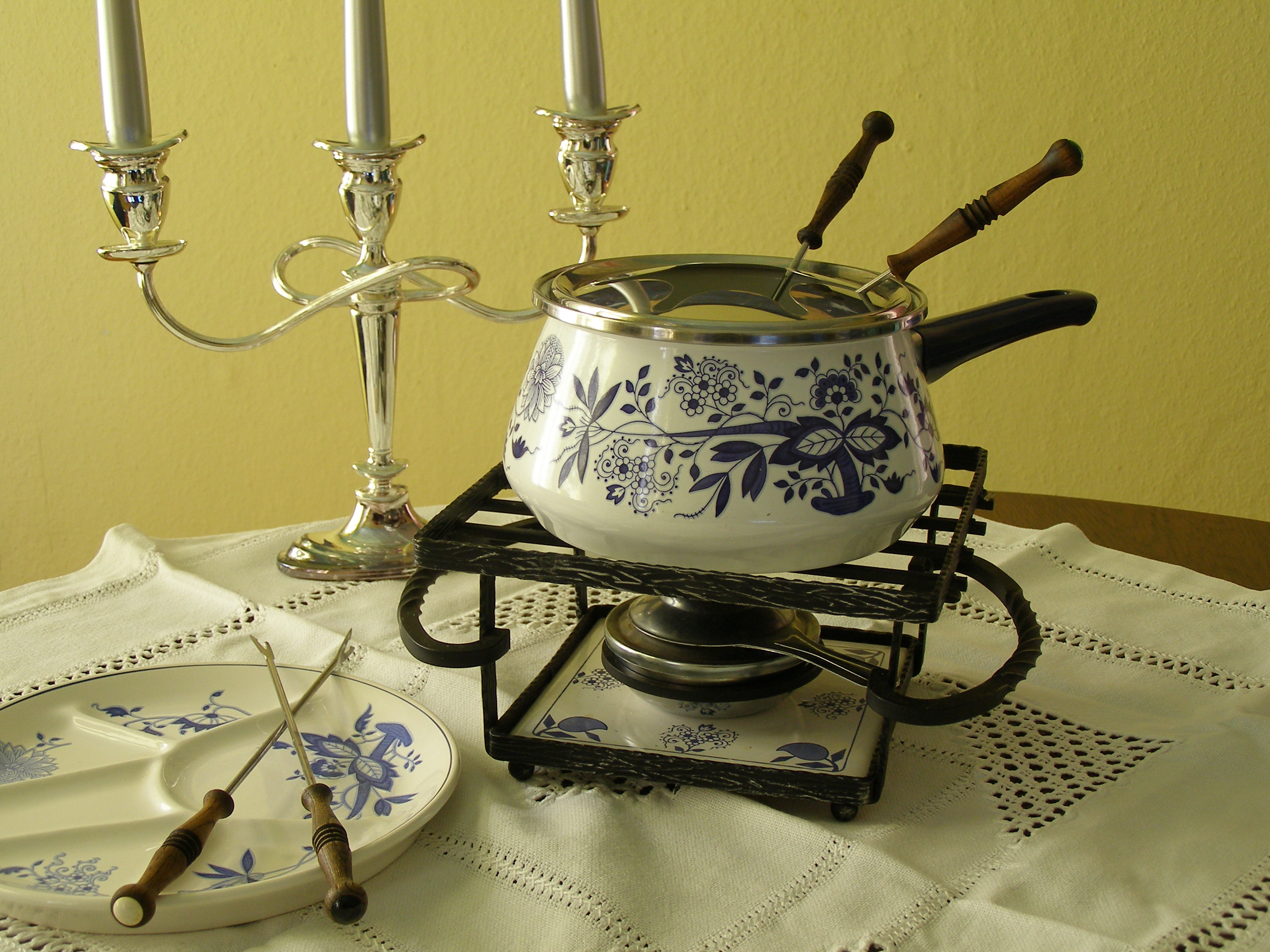 Fondue Sets - A Relic of Dinner Party Past (image credits: wikimedia)