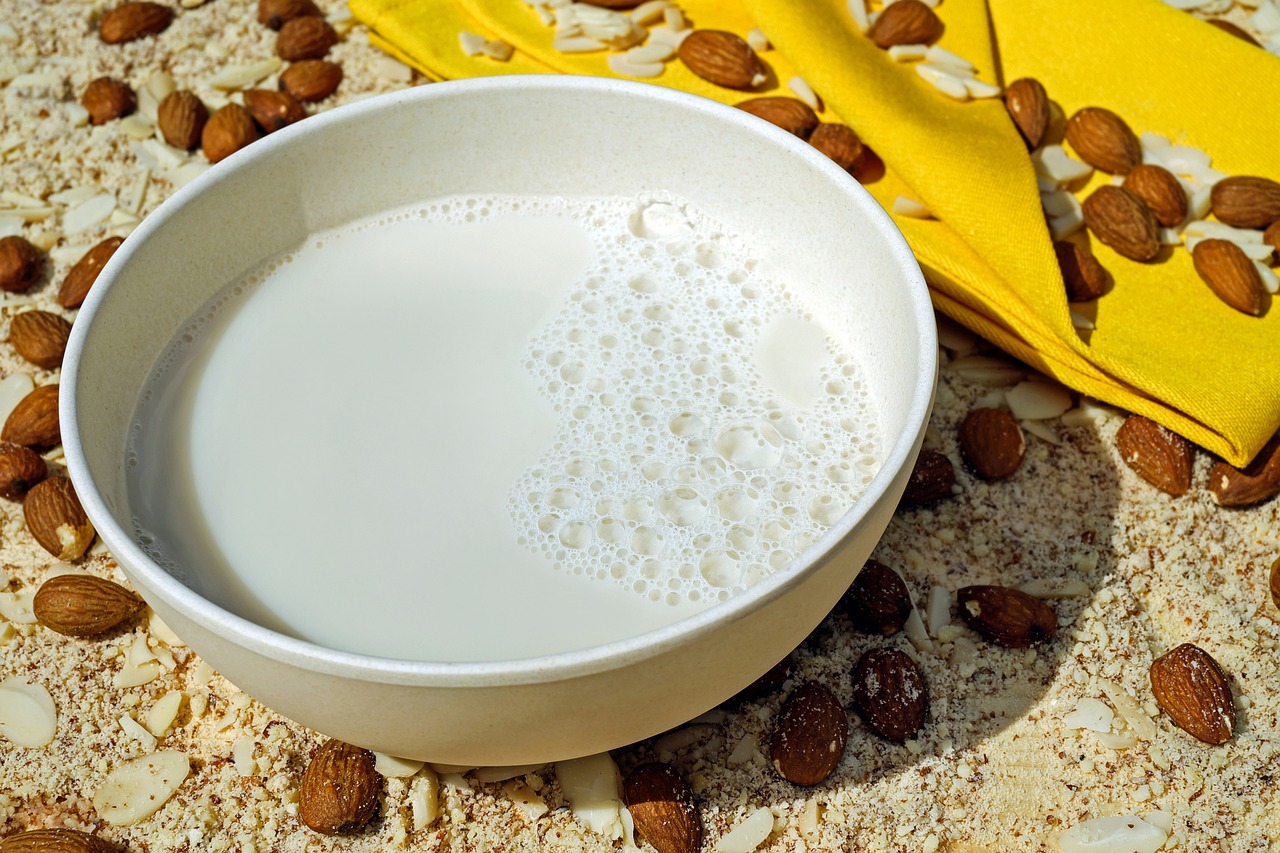 Almond Milk: The Nutty Truth (image credits: pixabay)