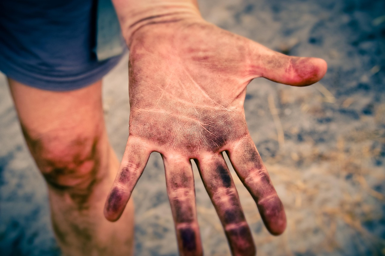Adding Ingredients with Dirty Hands (image credits: pixabay)