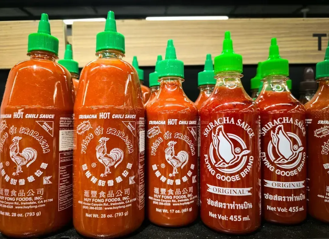 3. Sriracha: The Universal Condiment That Lost Its Grip (Image Credits: Unsplash)