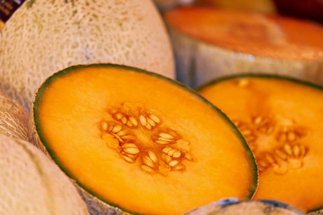 Cantaloupe: Refreshing Hydration with a Nutrient Boost (image credits: pixabay)