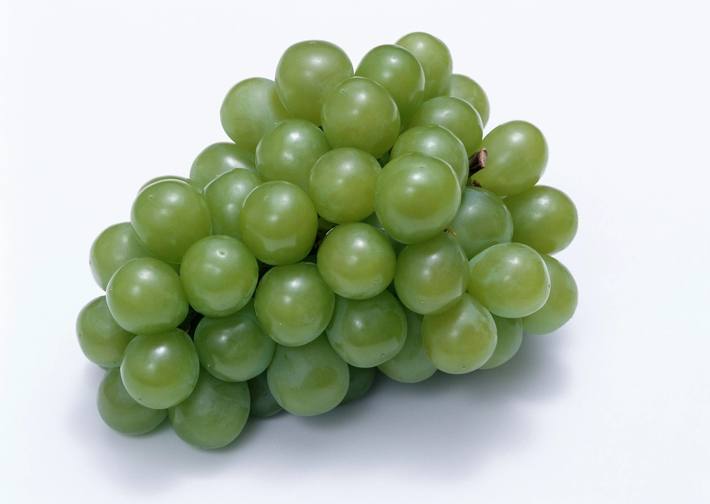 Grapes: The Sweet Snack (image credits: rawpixel)