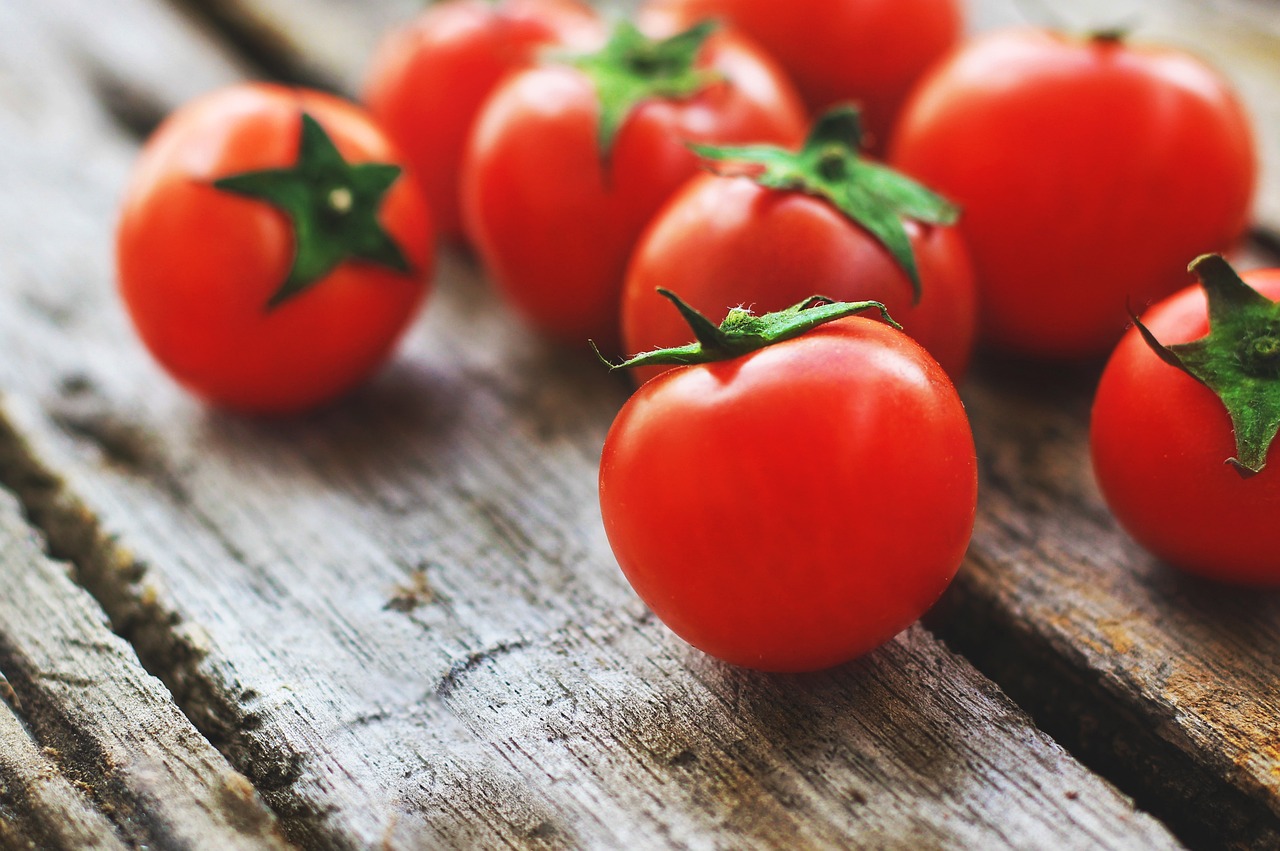 Tomatoes: Juicy and Rich in Lycopene (image credits: pixabay)