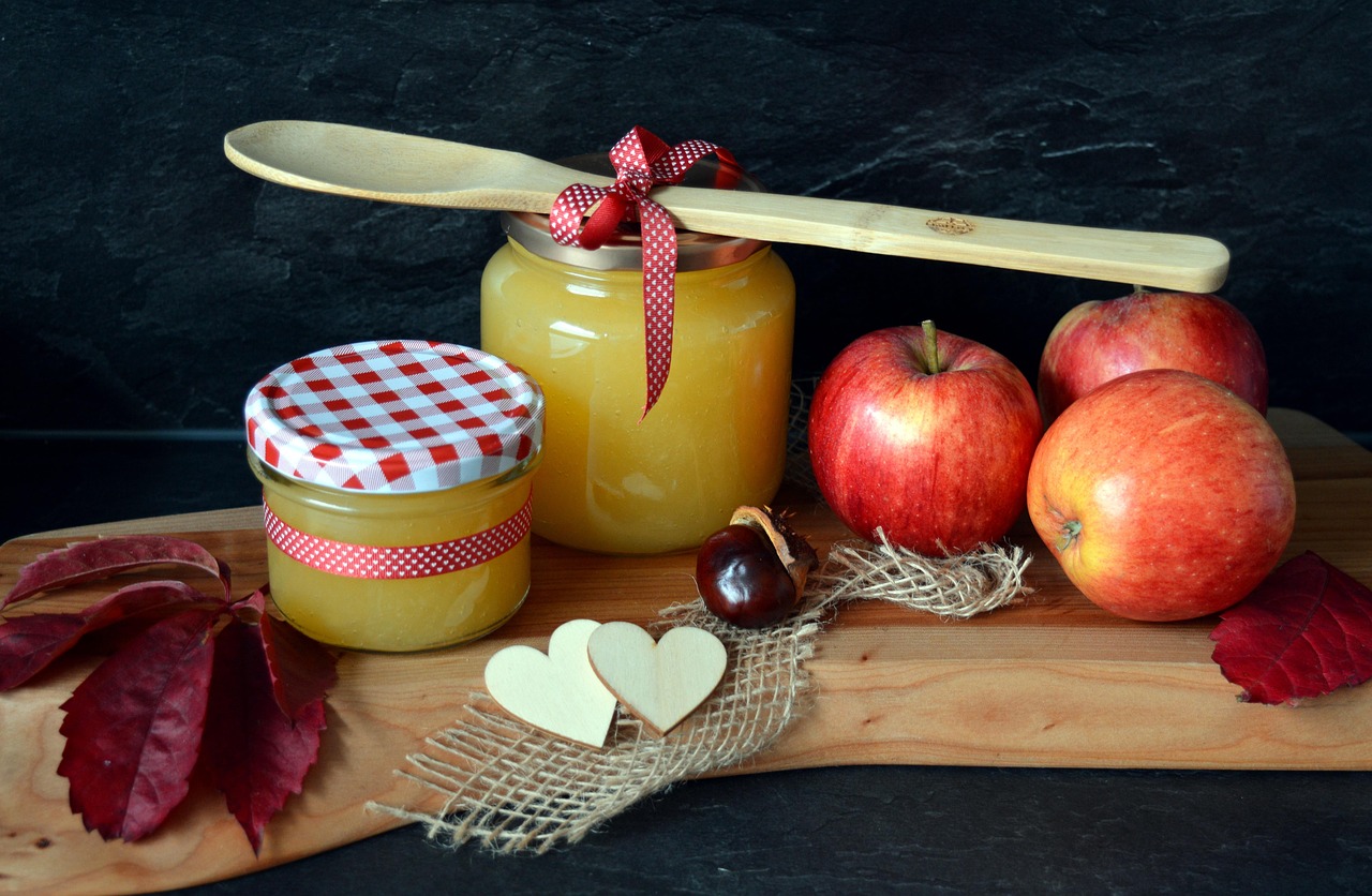 Applesauce Instead of Oil in Baking (image credits: pixabay)