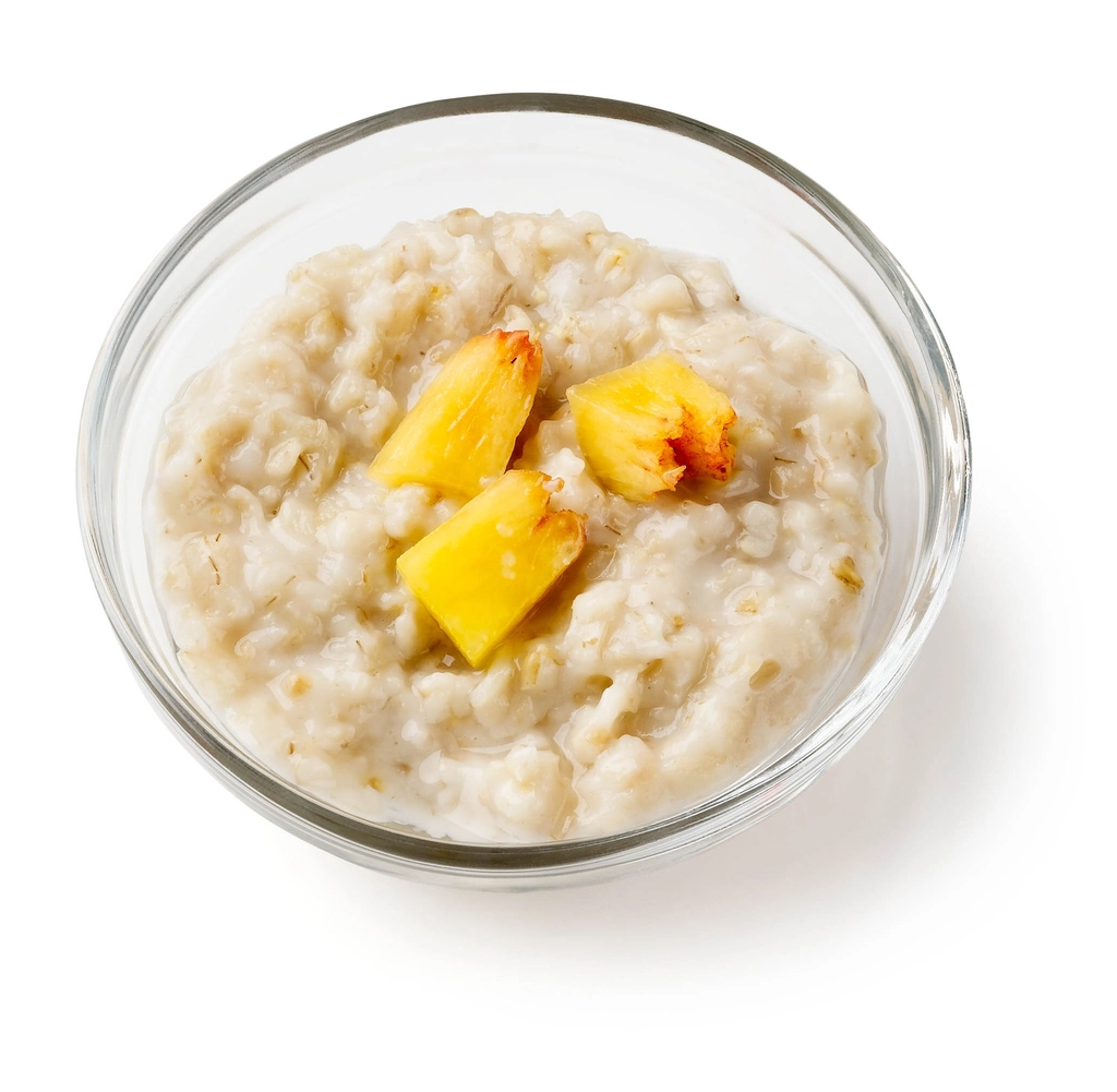 Oatmeal with Almonds and Apples (image credits: rawpixel)