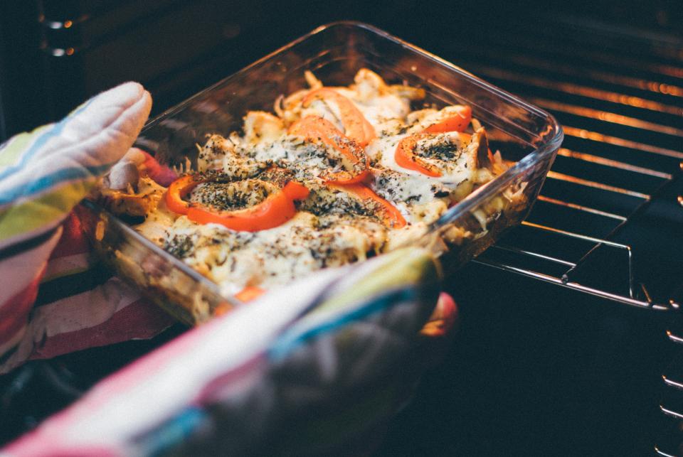 You're Probably Opening the Oven Door Way Too Often (image credits: stocksnap)