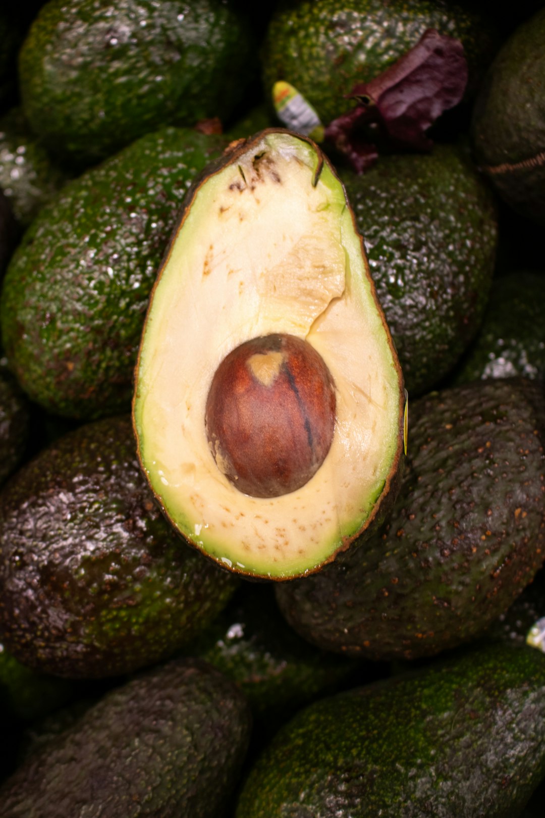 Myth 8: Keeping Avocado Pits Prevents Browning (image credits: unsplash)
