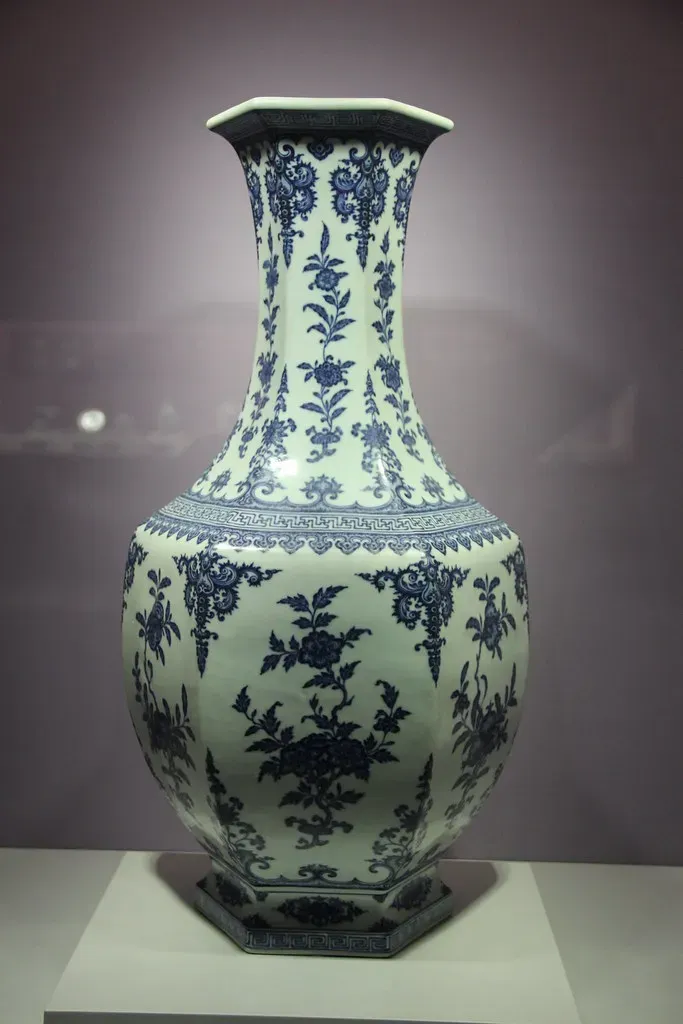 Chinese Export Tobacco Leaf: Imperial Elegance from the Qianlong Period (Image Credits: Flickr)