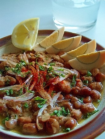 Egyptian Ful Medames – Ancient Beans, Modern Mornings (image credits: English Wiki [1], CC BY-SA 3.0, https://commons.wikimedia.org/w/index.php?curid=1608656)