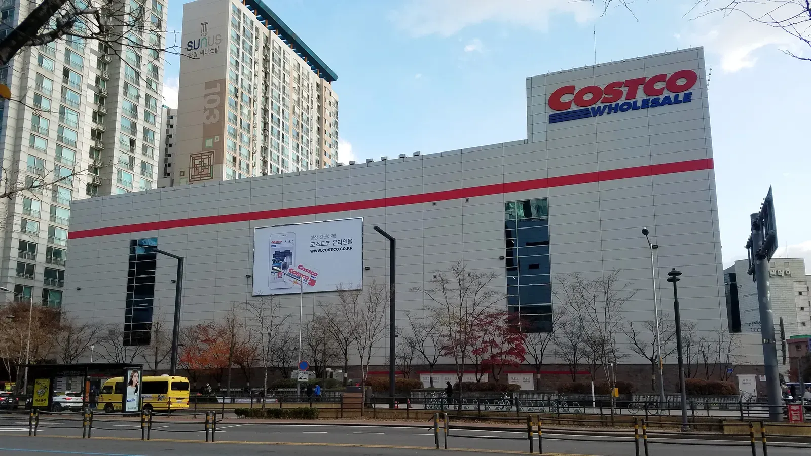 Early Shopping Hours Create a Two-Tier System (By LERK, CC BY-SA 4.0)