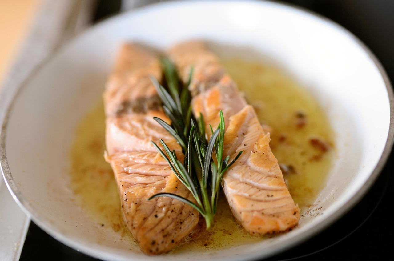Mediterranean Salmon with Olive Oil and Herbs (Image Credits: Pixabay)