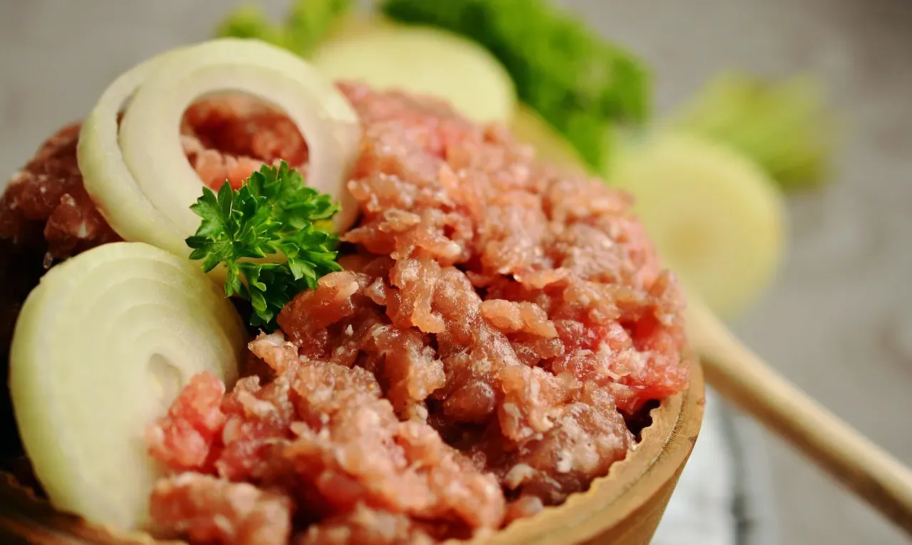 Not Cleaning Kitchen Surfaces After Raw Meat Contact (Image Credits: Pixabay)