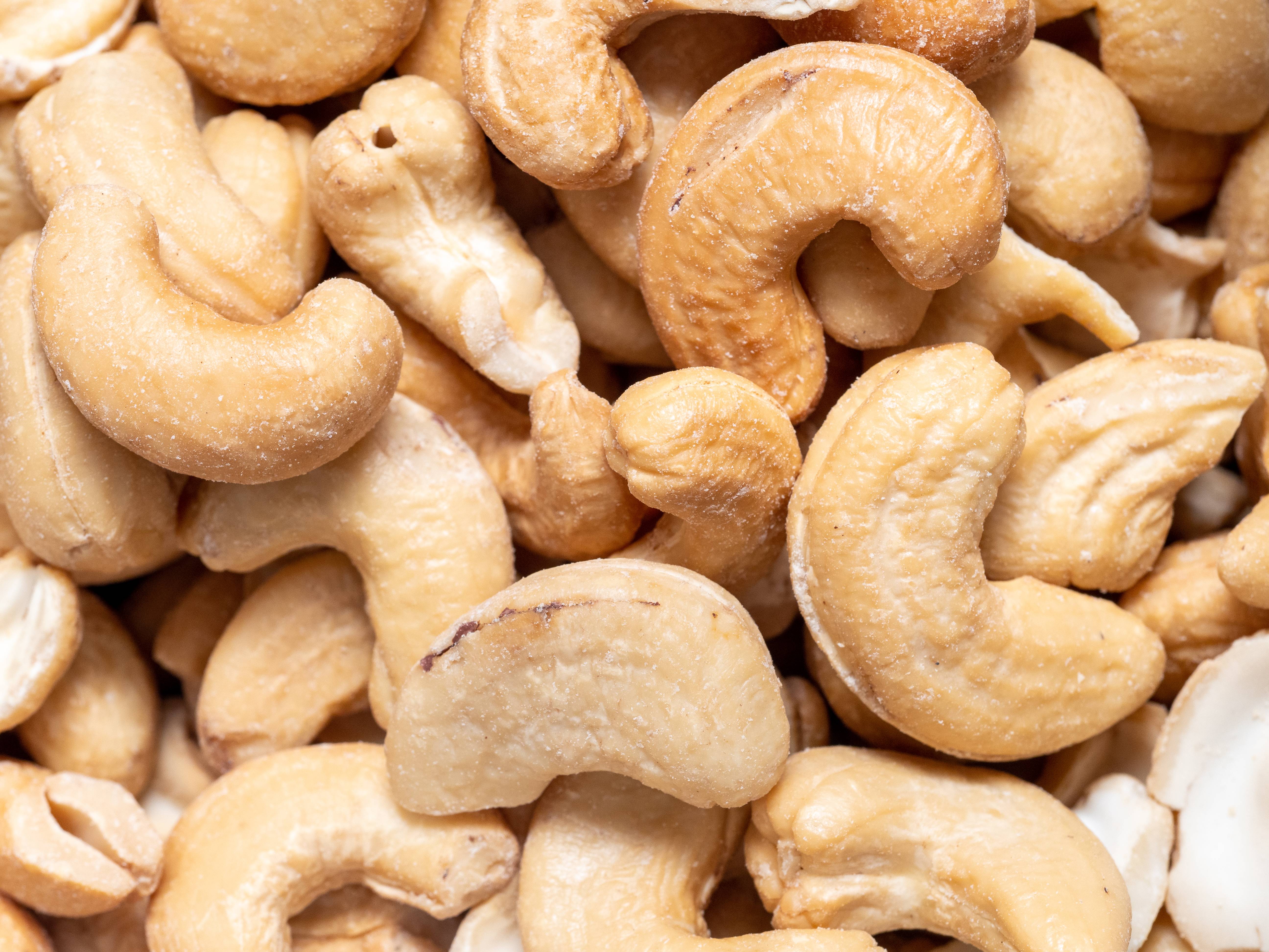 Cashews: The Creamy Contender (image credits: wikimedia)