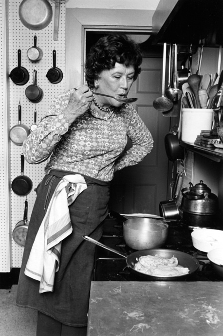 Julia Child: The Revolutionary Who Brought France to America (image credits: By Lynn Gilbert, CC BY-SA 4.0, https://commons.wikimedia.org/w/index.php?curid=51678880)