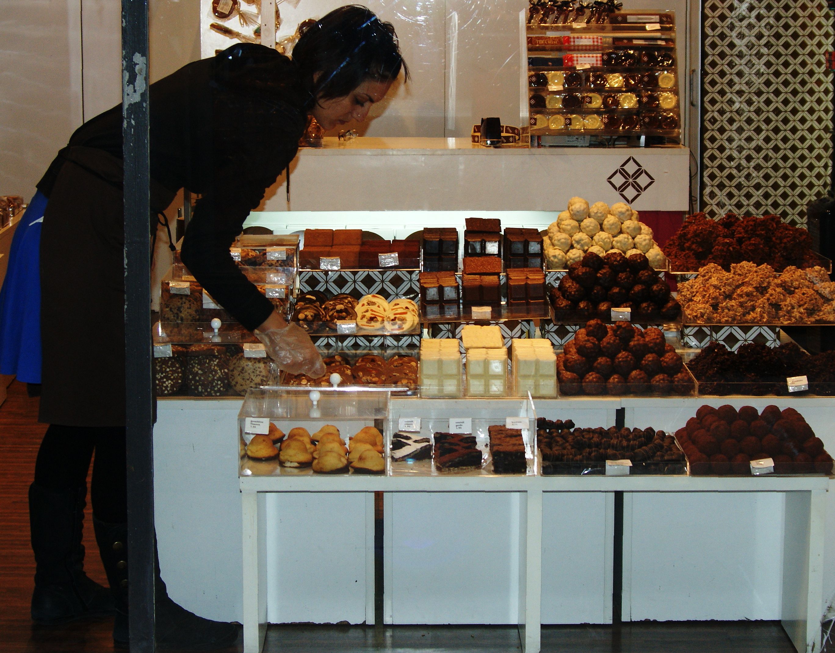 Shifting Consumer Habits Amid Rising Prices (image credits: wikimedia)