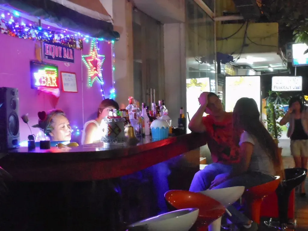 How You Treat Other Customers Around You (Image Credits: Flickr)