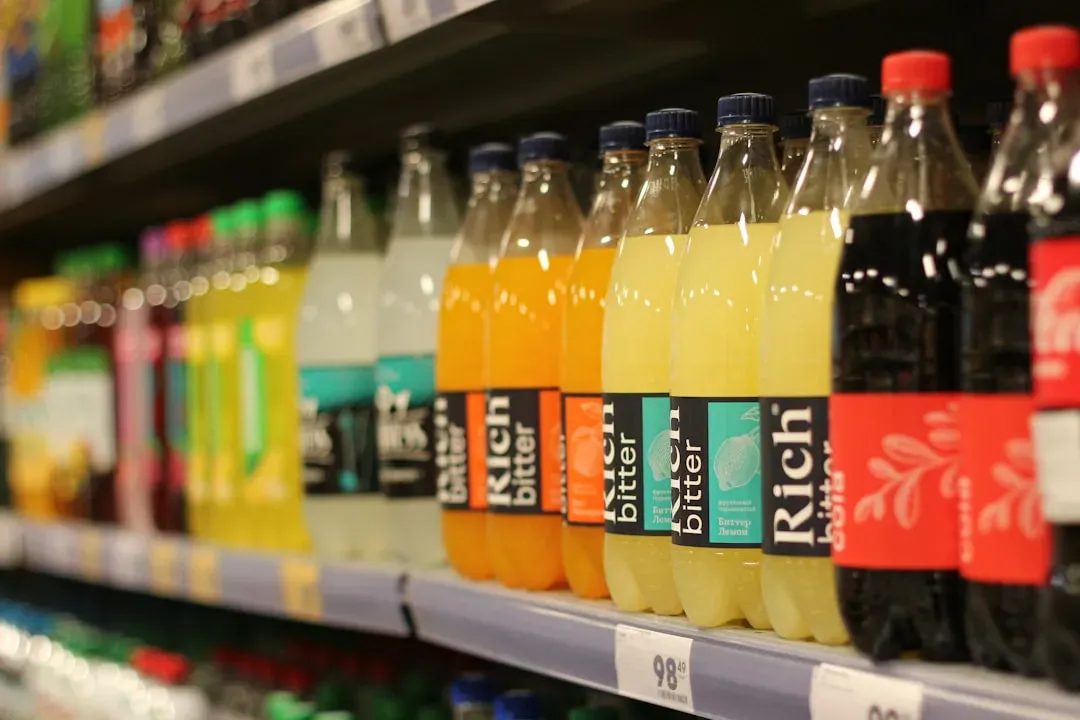 3. Sugary Sodas and Packaged Juices: Liquid Brain Fog in a Can (Image Credits: Unsplash)