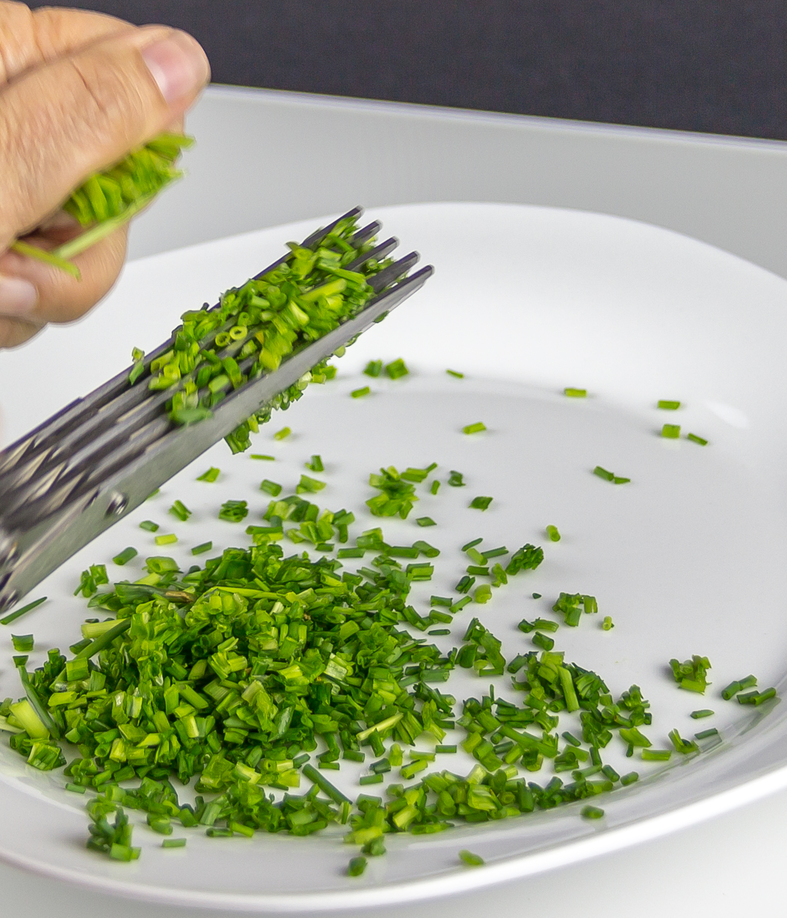Herb Scissors Revolutionize Fresh Seasoning (image credits: wikimedia)