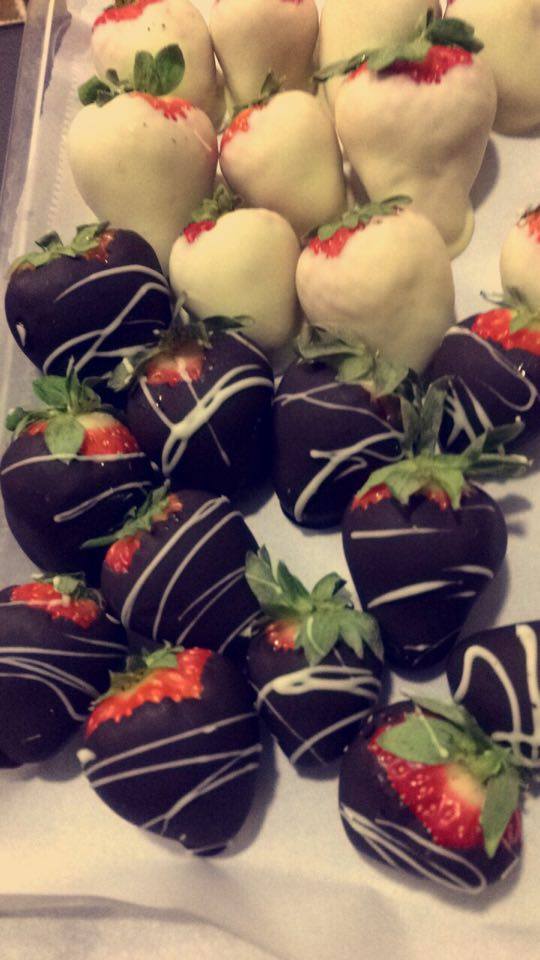 Chocolate-Covered Strawberries (image credits: wikimedia)