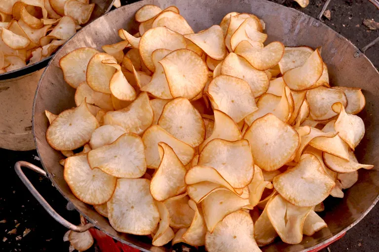 Hack 1: Turn Peels Into Crispy, Golden Chips (Image Credits: Wikimedia)