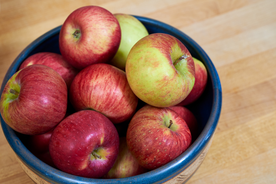 Apples: The All-American Favorite with Hidden Risks (Image Credits: Stocksnap)