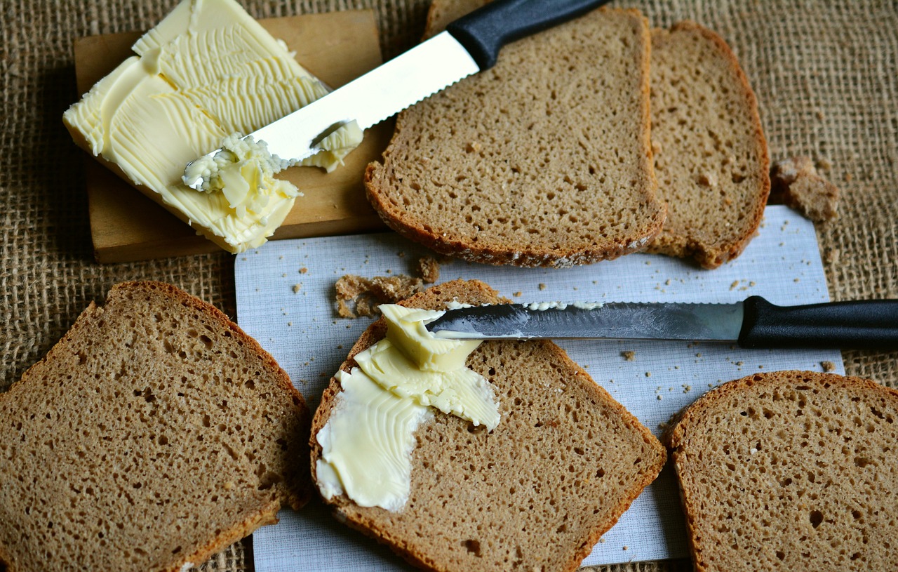 Whole Grain Toast with Nut Butter: Balanced and Satisfying (image credits: pixabay)