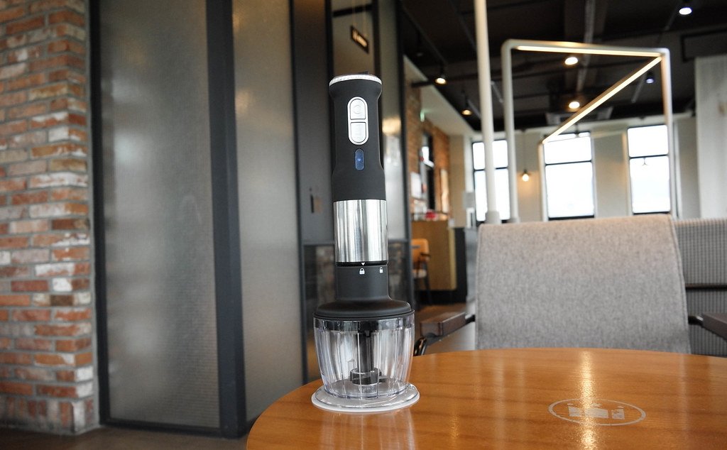 Cordless Immersion Blenders Cut Through Kitchen Chaos (image credits: flickr)