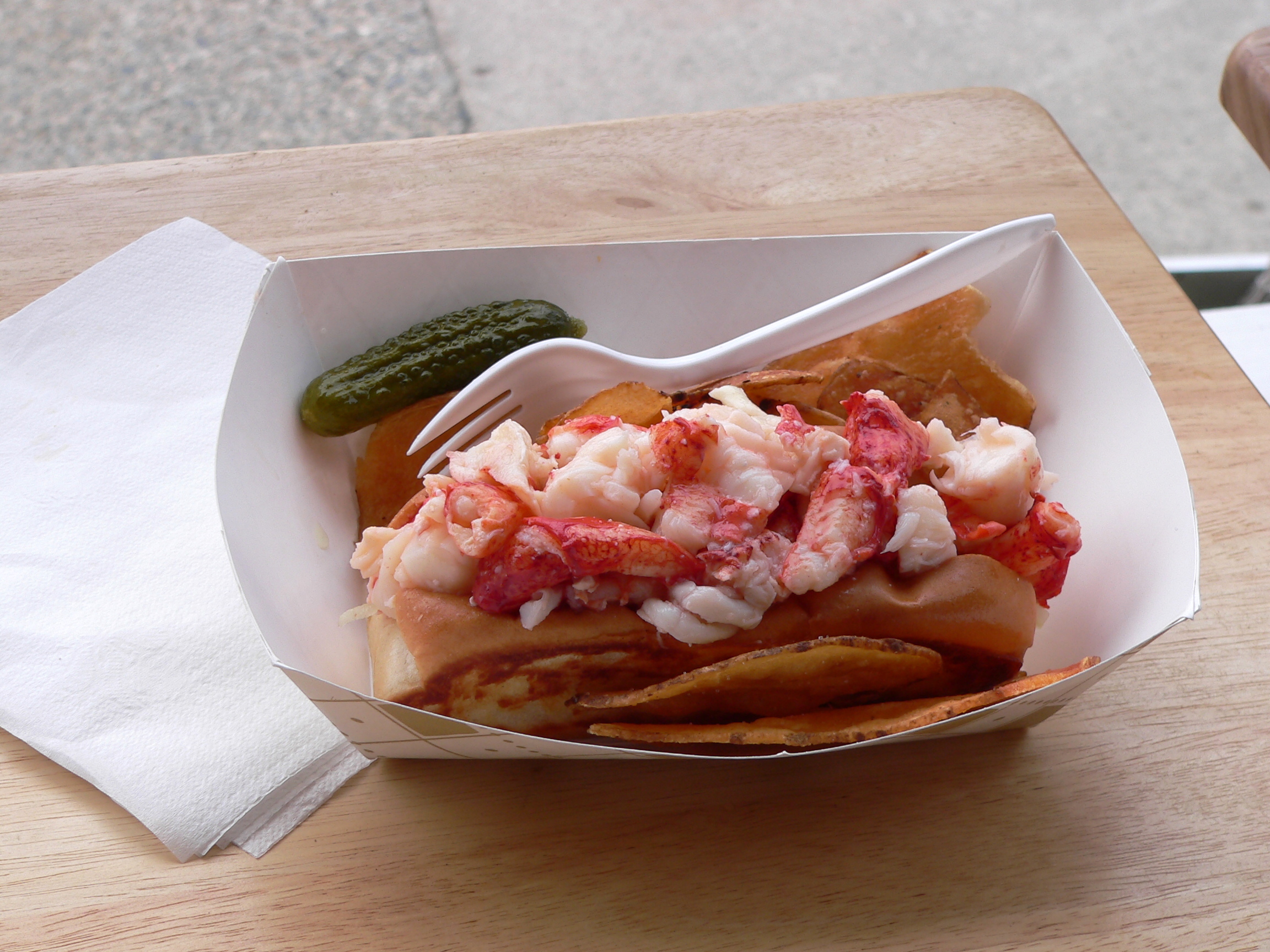 Lobster Roll – Maine's Coastal Treasure (image credits: wikimedia)