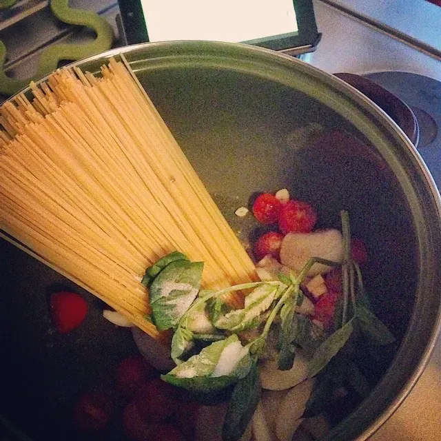 1. The One-Pot Pasta That Never Gets Old (Image Credits: Wikimedia)