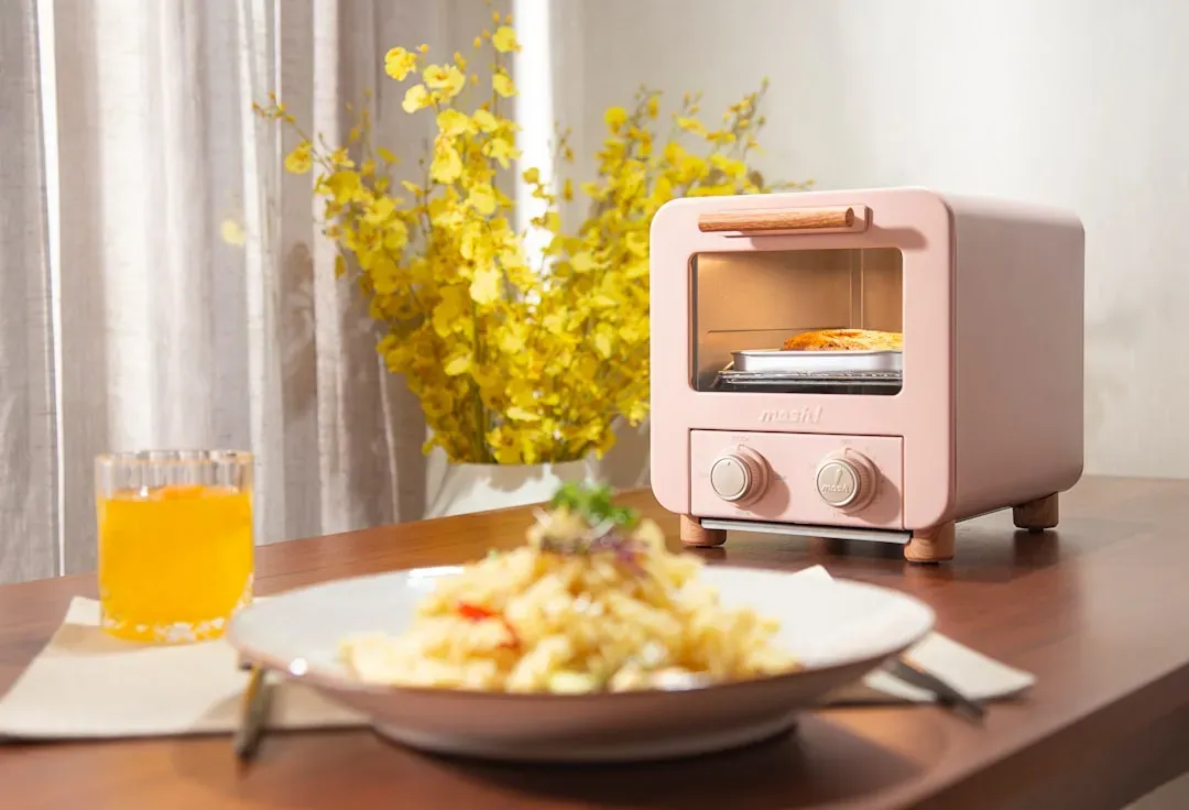 Microwaving Food in Plastic Containers (Image Credits: Unsplash)