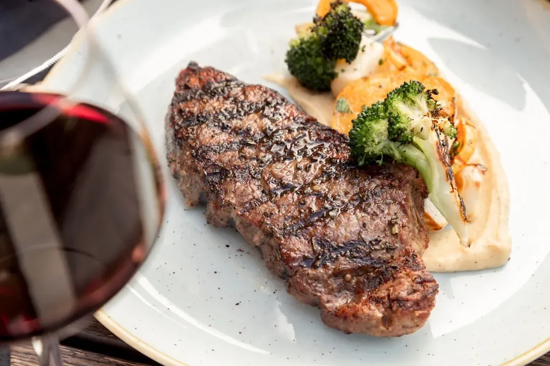 New York Strip: The Reliable Workhorse (Image Credits: Unsplash)