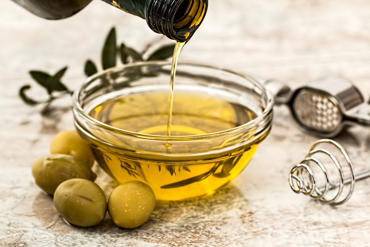 Olive Oil vs. Vegetable Oil (image credits: pixabay)