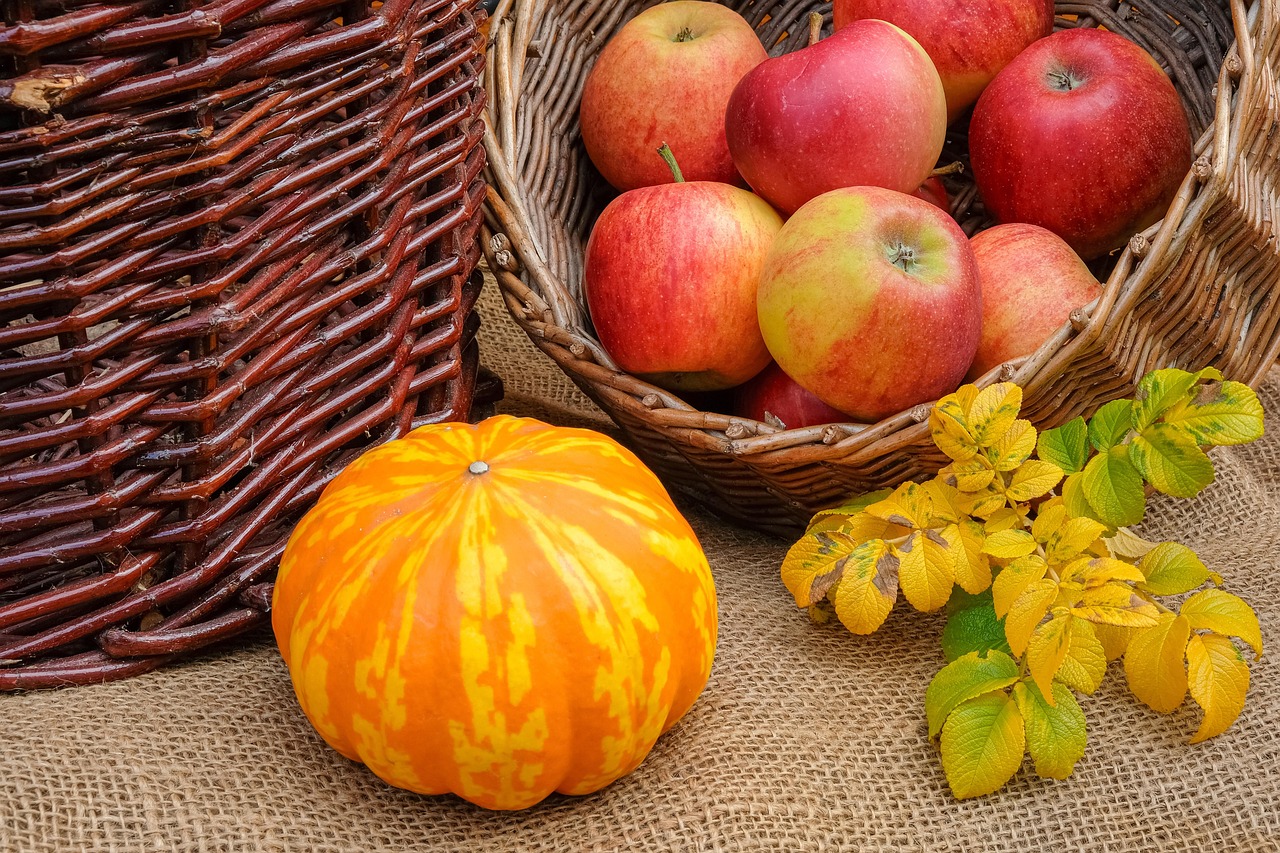 Squash and Pumpkins with Apples (Image Credits: Pixabay)