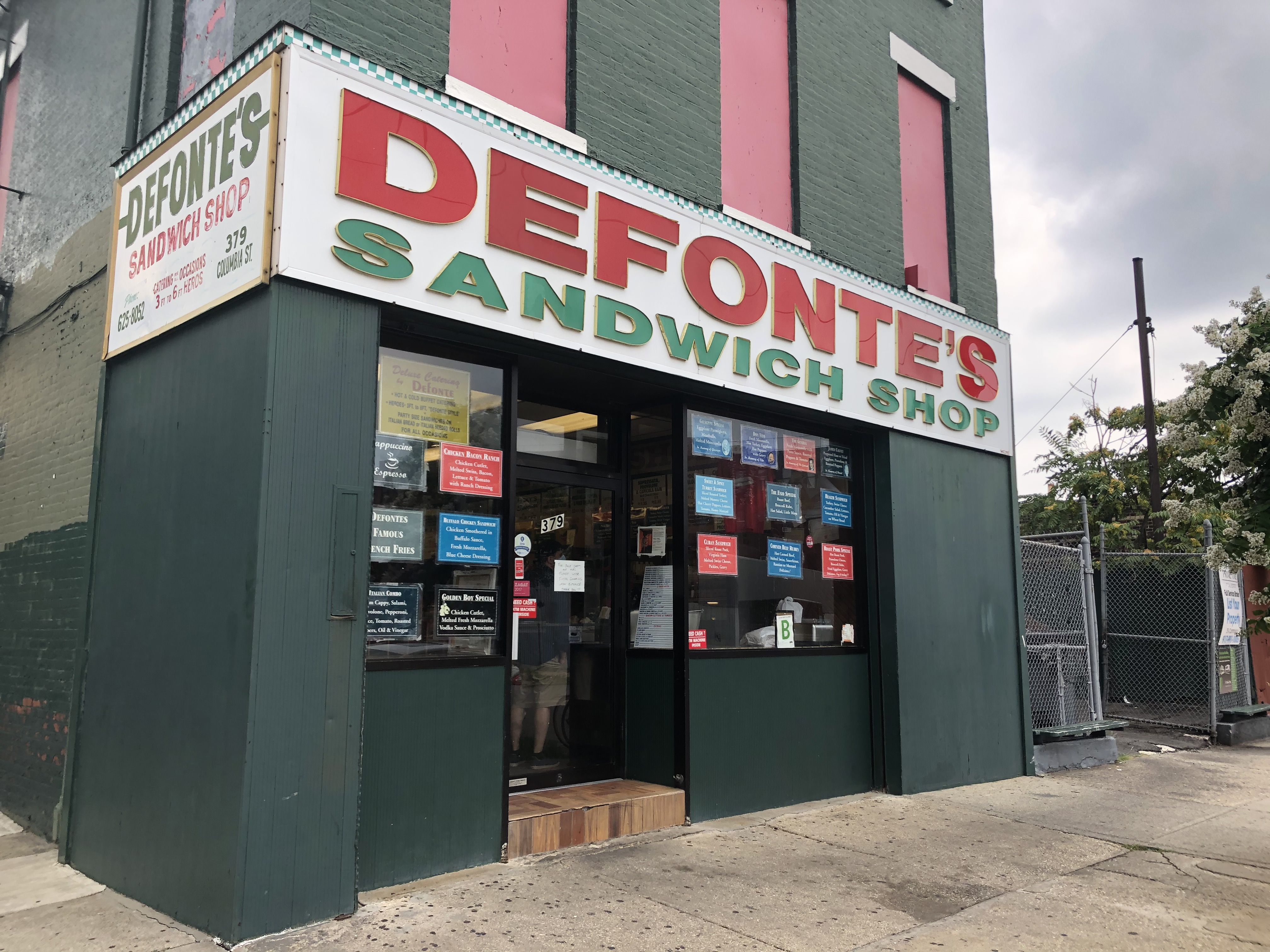 Defonte's in Brooklyn: Century-Old Excellence (image credits: By Megs, CC BY-SA 4.0, https://commons.wikimedia.org/w/index.php?curid=93004031)