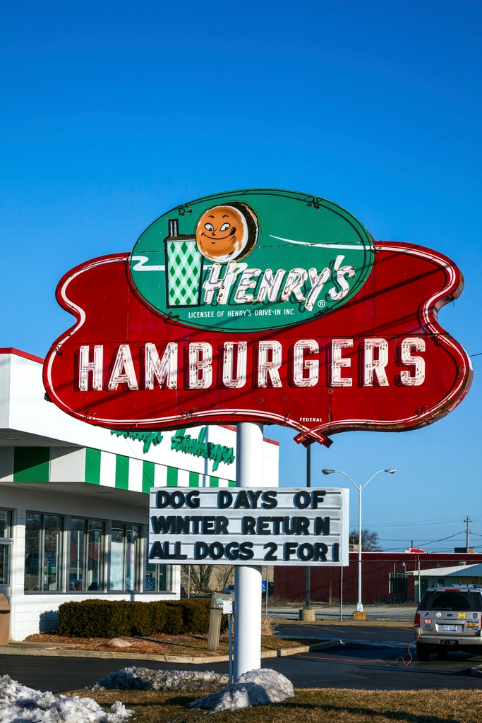 Henry's Hamburgers: The Drive-In That Outpaced McDonald's (Image Credits: Rawpixel)