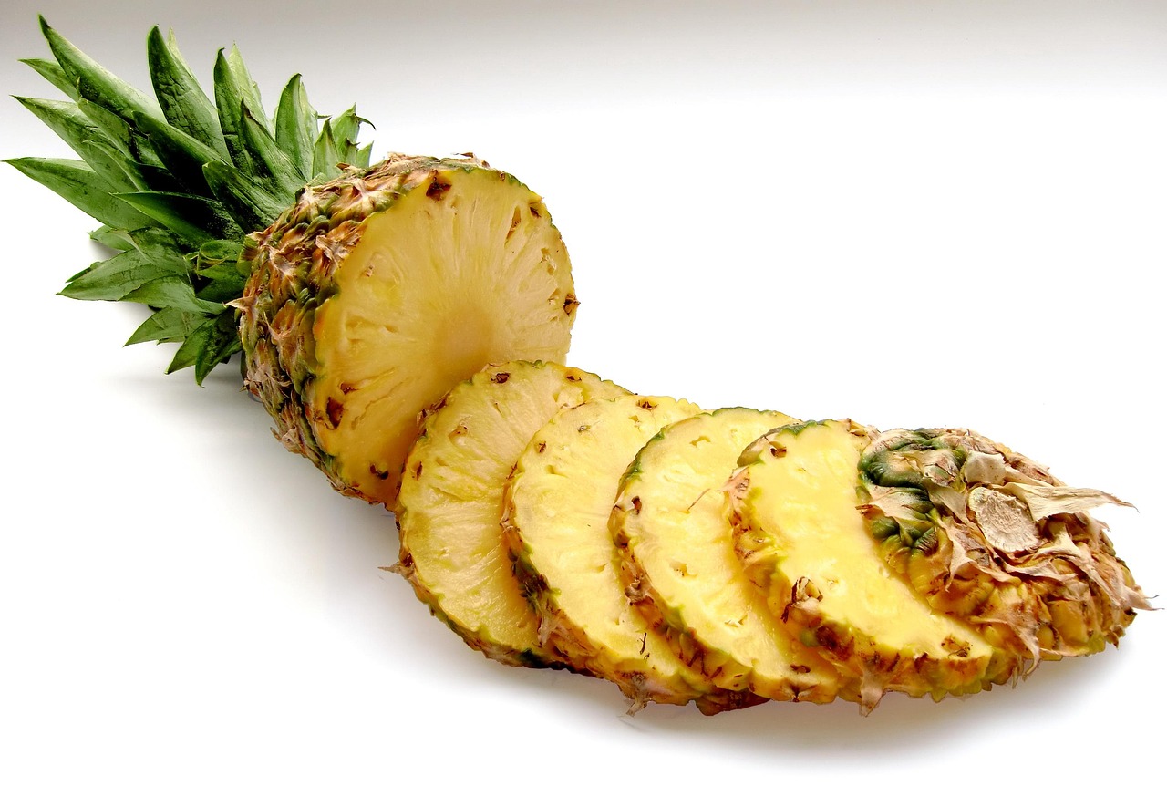 Pineapple: A Tropical Sugar Bomb (image credits: pixabay)
