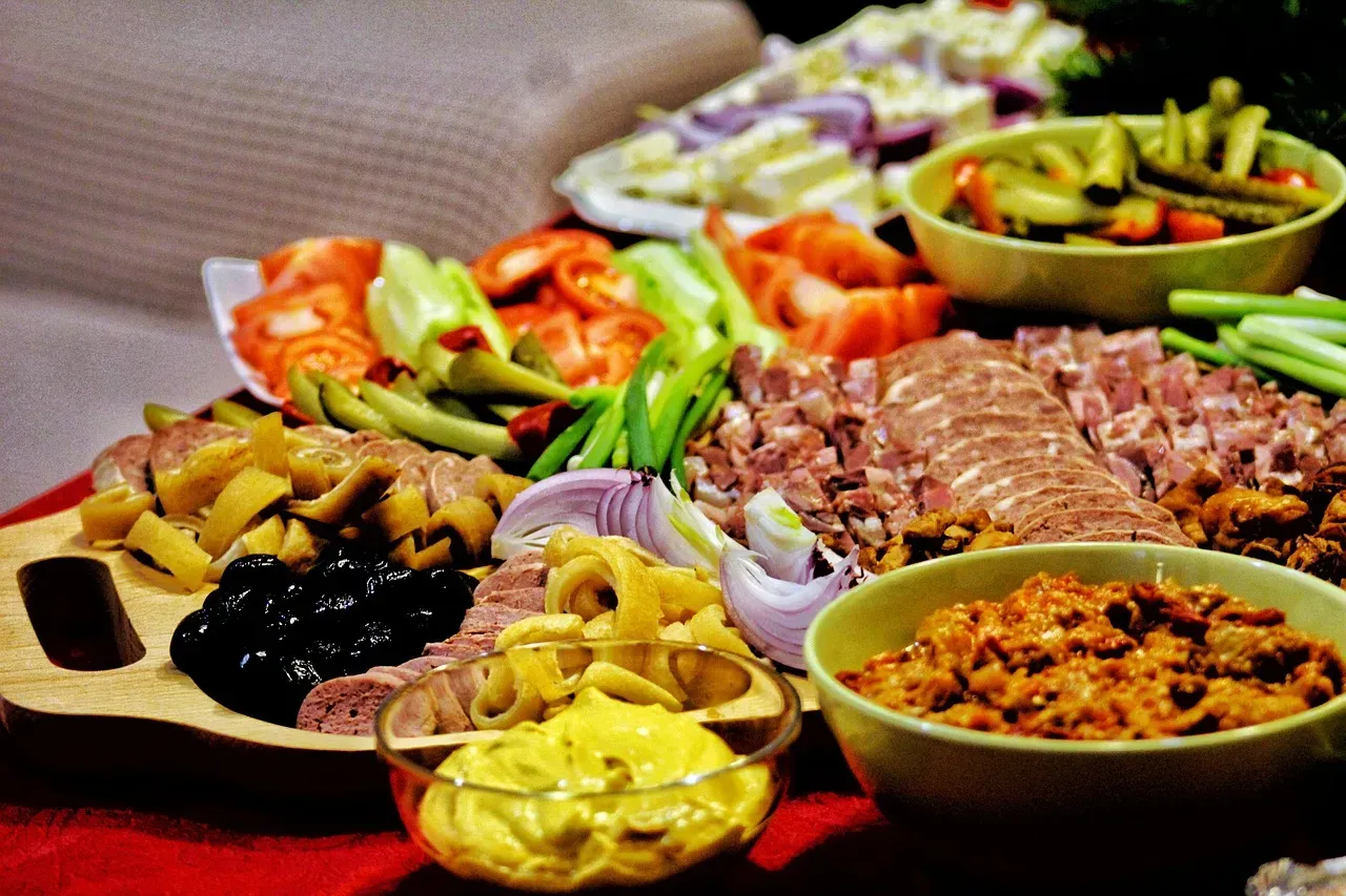 The Buffet Effect: When Variety Becomes Overconsumption (Image Credits: Pixabay)
