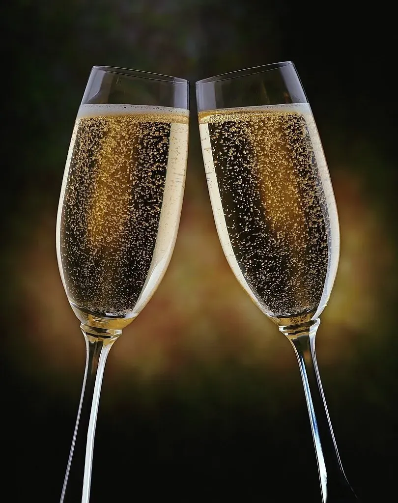 1. The Opening Drink Suggestion Before You've Even Looked at the Menu (Image Credits: Flickr)