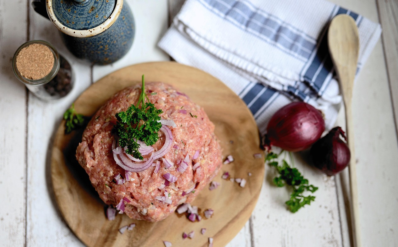 Spoiled Ground Meat (image credits: pixabay)