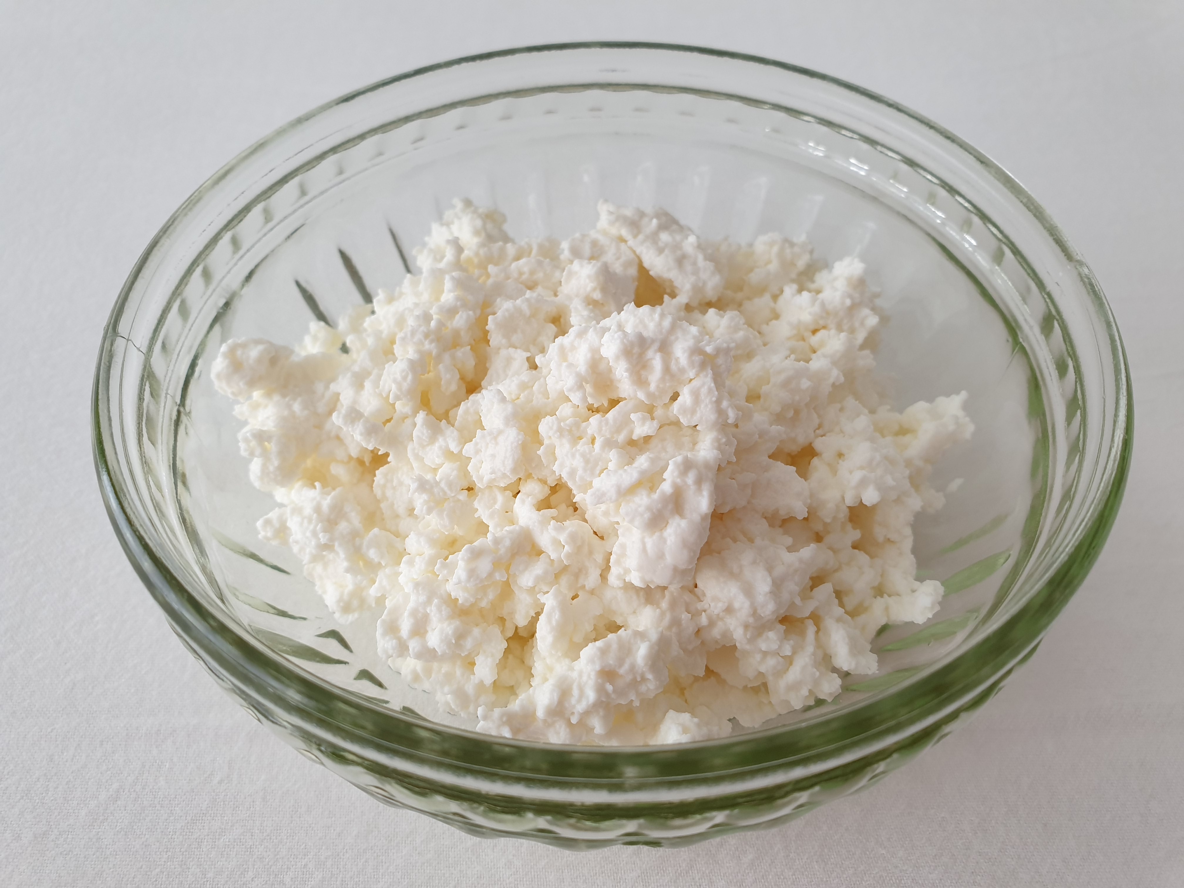 Cottage Cheese: Low-Calorie, High-Protein (image credits: wikimedia)