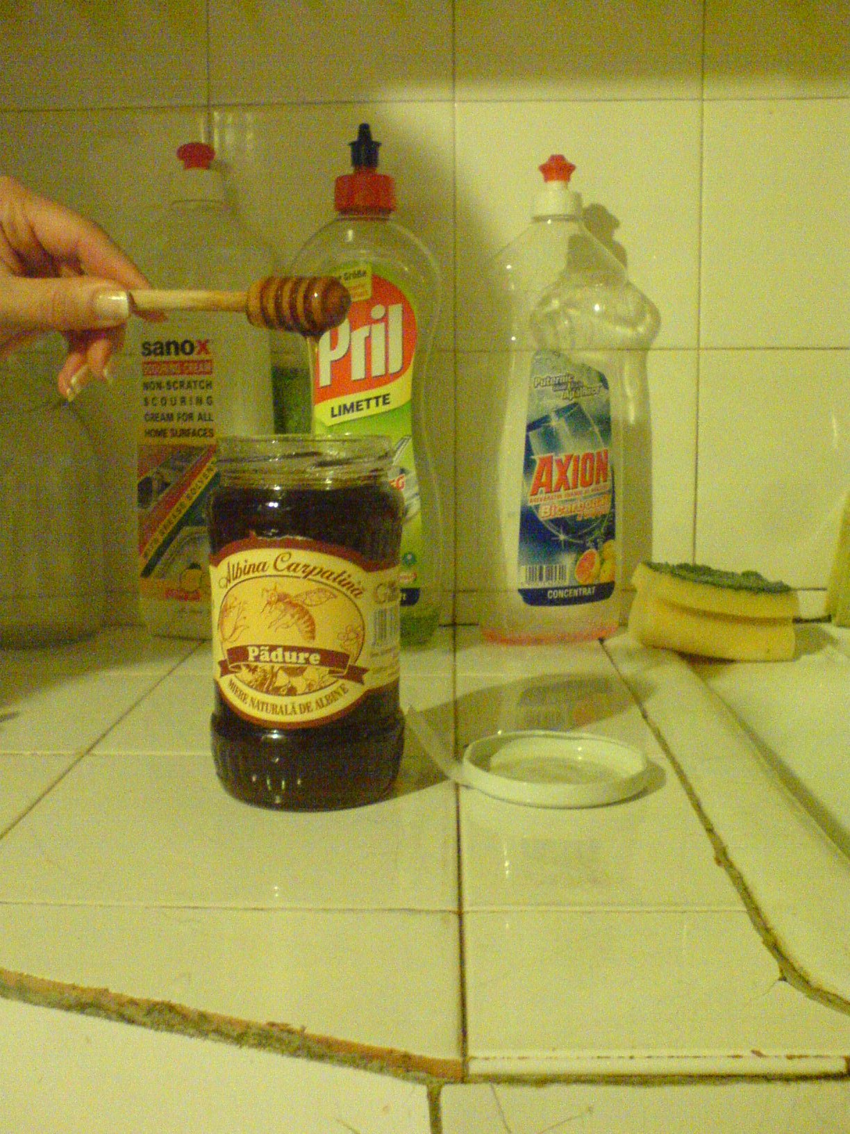 Comparing the Contenders: Honey vs. Other Sweeteners (image credits: wikimedia)