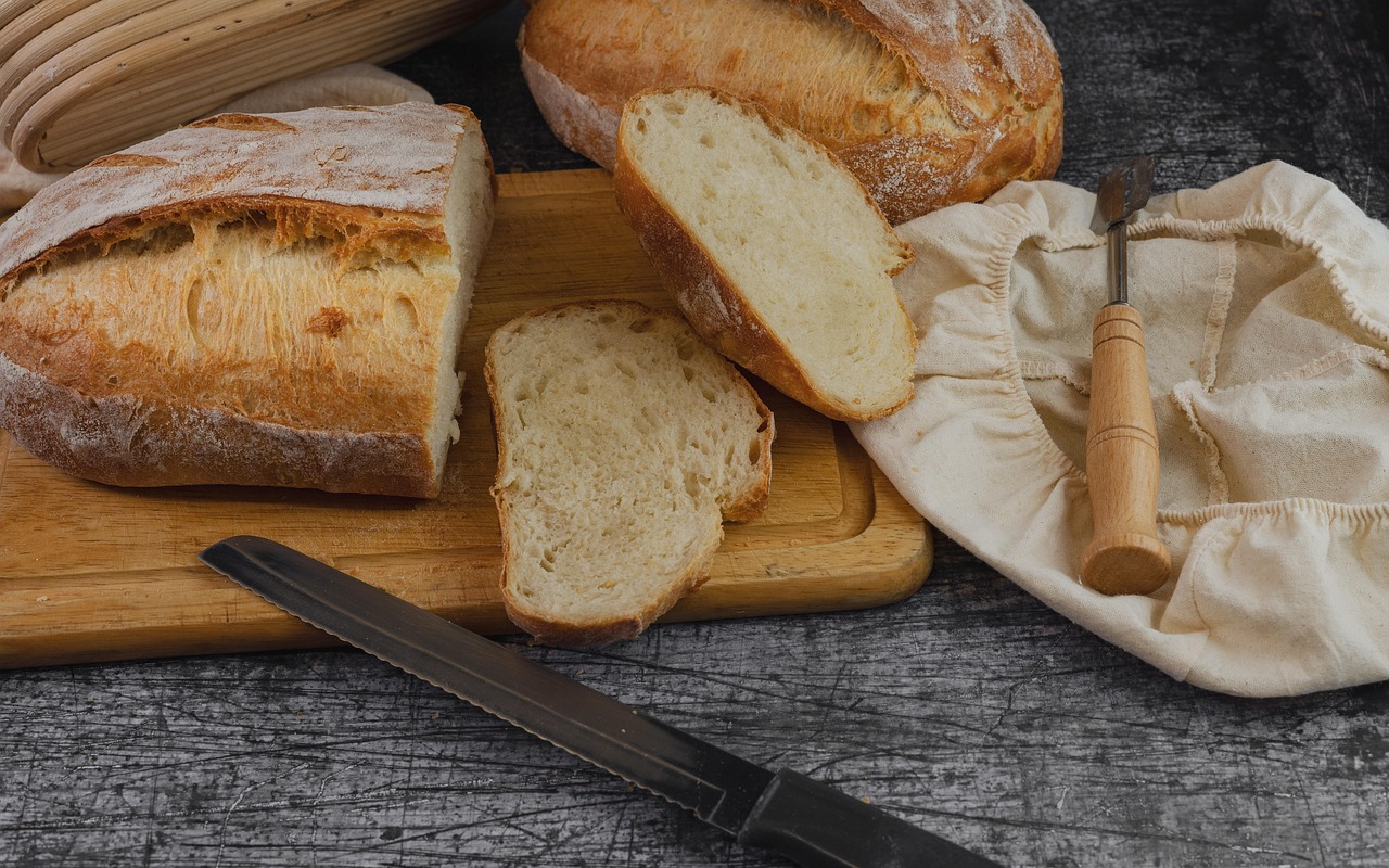 Artisan Bread vs. Store-Bought Bread (image credits: pixabay)